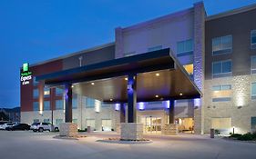 Holiday Inn Express & Suites Great Bend, An Ihg Hotel Exterior photo