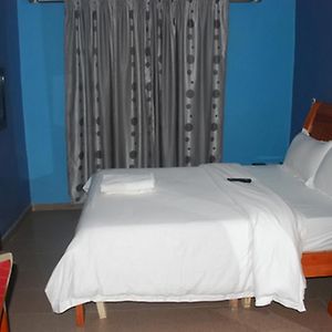 Room In Lodge - Owees Place-Okota Лагос Exterior photo