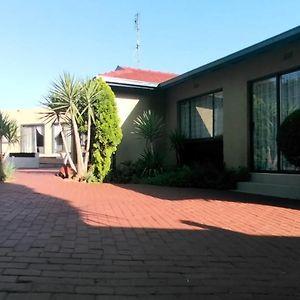 Zwelibanzi Guesthouse Йоханнесбург Exterior photo