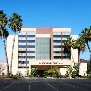 Отель Doubletree By Hilton Fresno Convention Center Exterior photo
