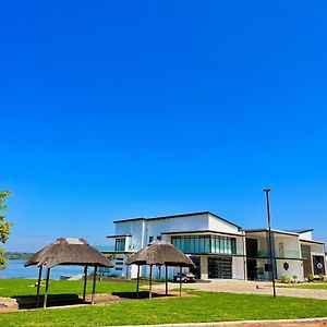 Nandoni Waterfront Resort Тхохояндоу Exterior photo