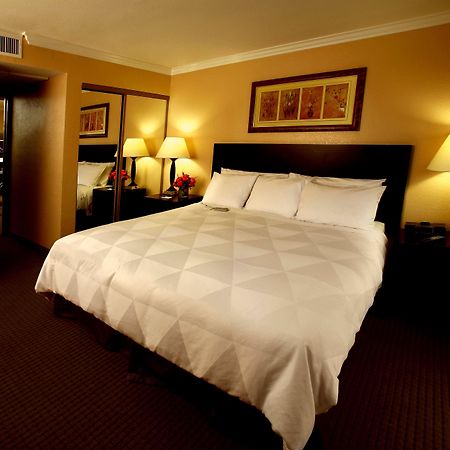 Buena Park Grand Hotel & Suites Номер фото
