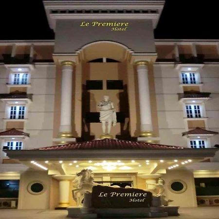 Le Premiere Hotel Джаяпура Экстерьер фото