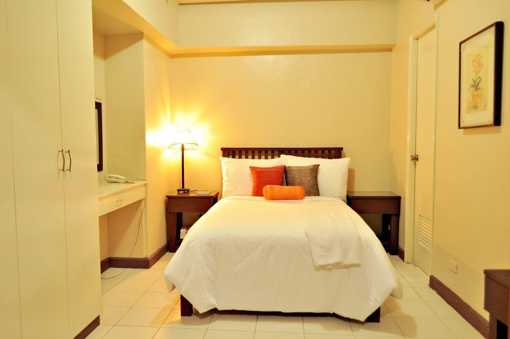 Oyo 103 Artina Suites Hotel Макати Экстерьер фото