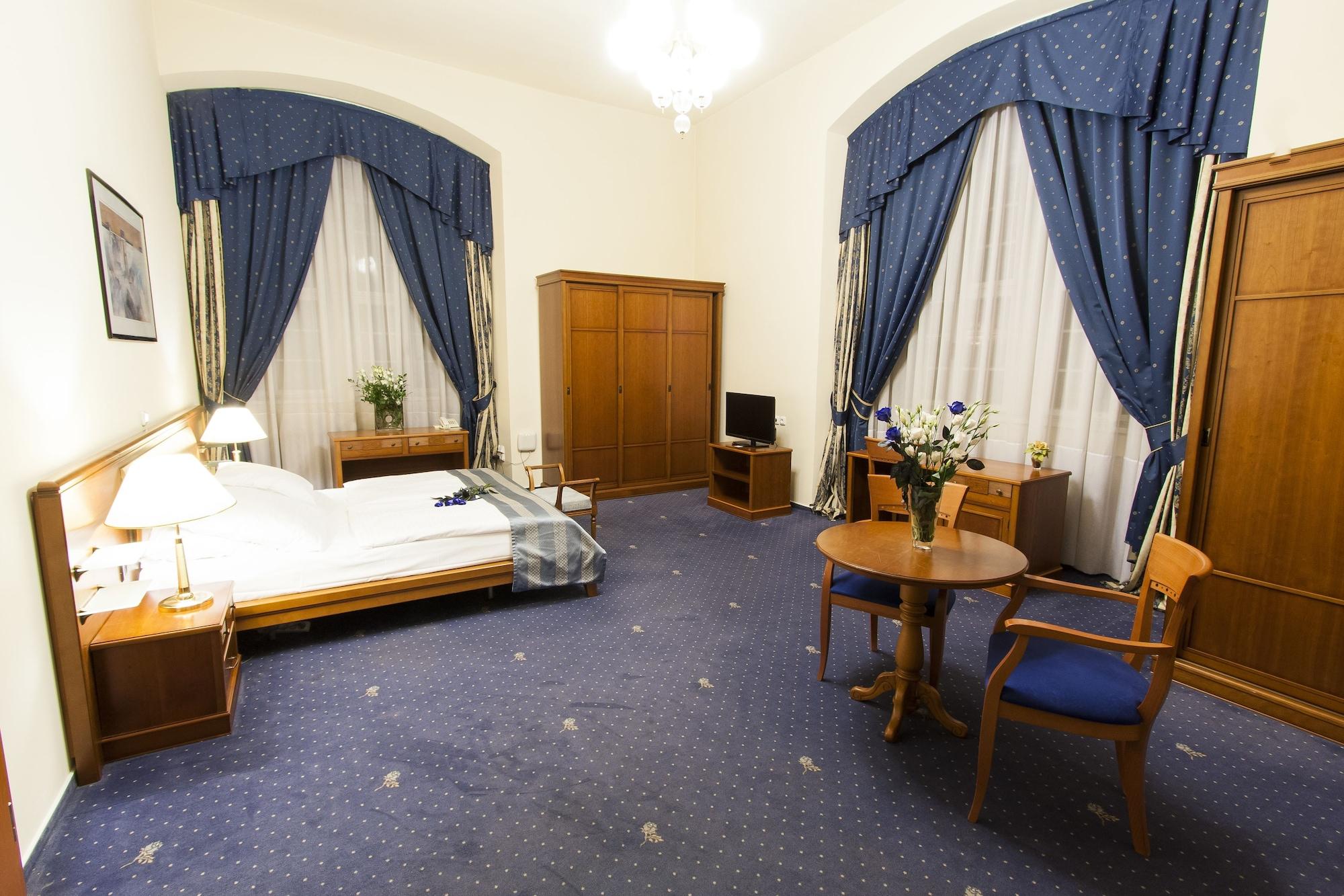 Hotel Modra Ruze Прага Экстерьер фото