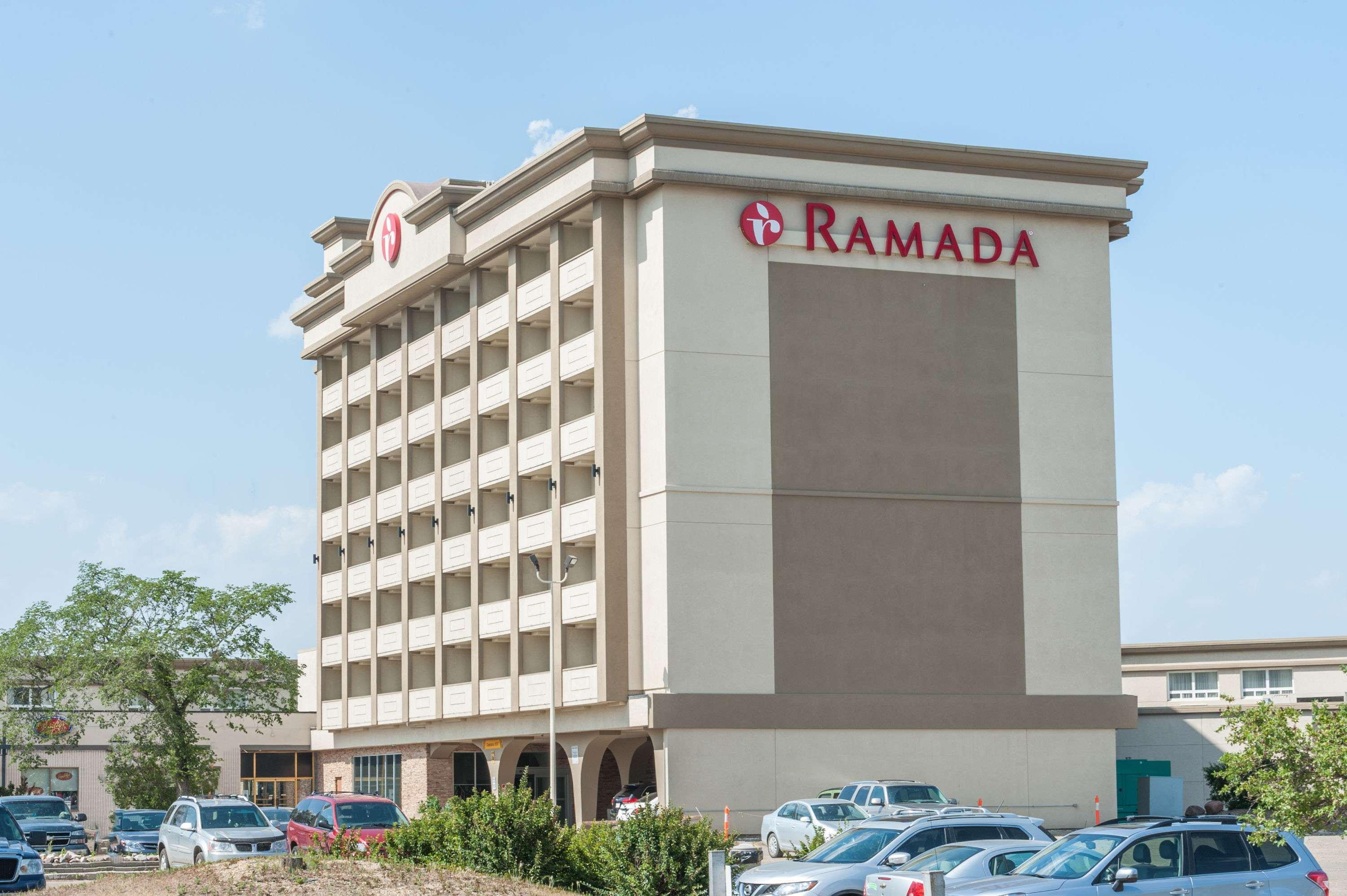 Отель Ramada By Wyndham Edmonton South Экстерьер фото