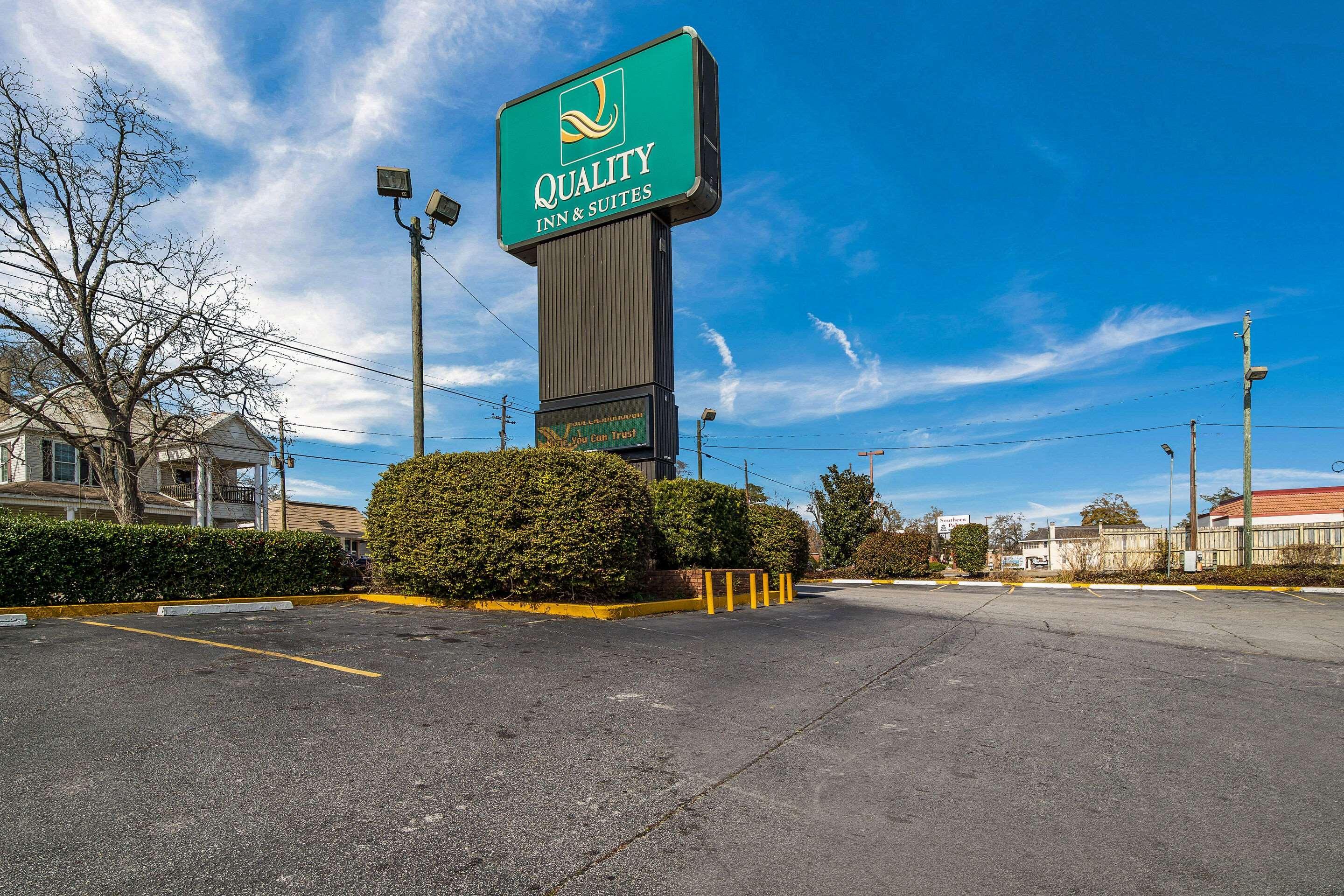 Quality Inn & Suites Стейтсборо Экстерьер фото