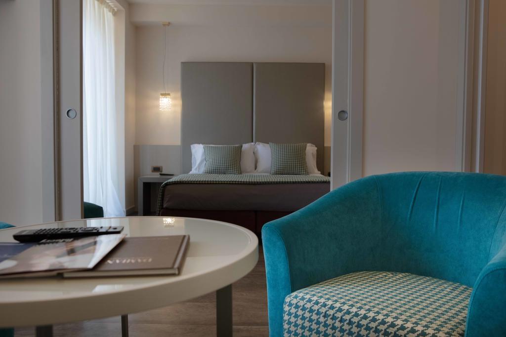 Hotel Vittorio Дезенцано-дель-Гарда Экстерьер фото