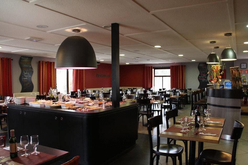 Kyriad Carcassonne - Aeroport Ресторан фото