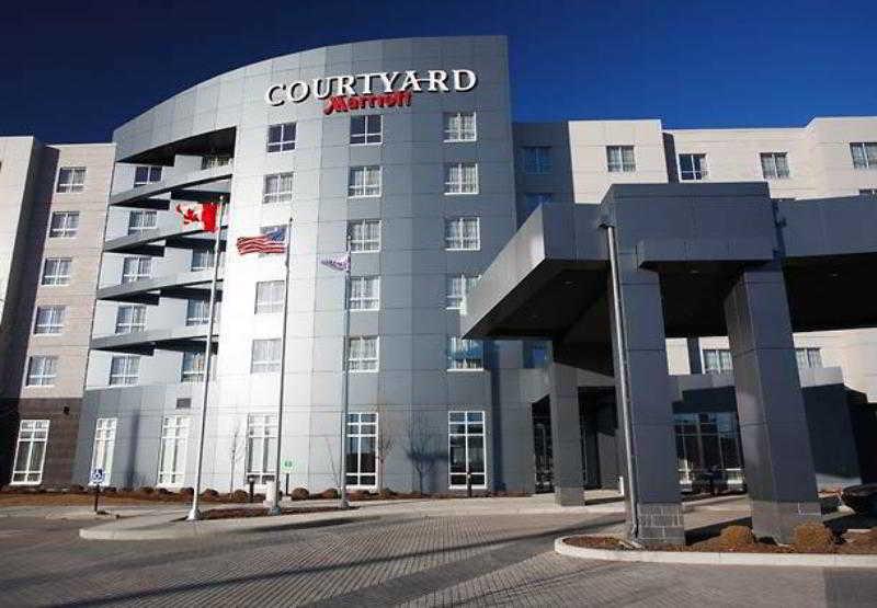 Отель Courtyard By Marriott Calgary Airport Экстерьер фото
