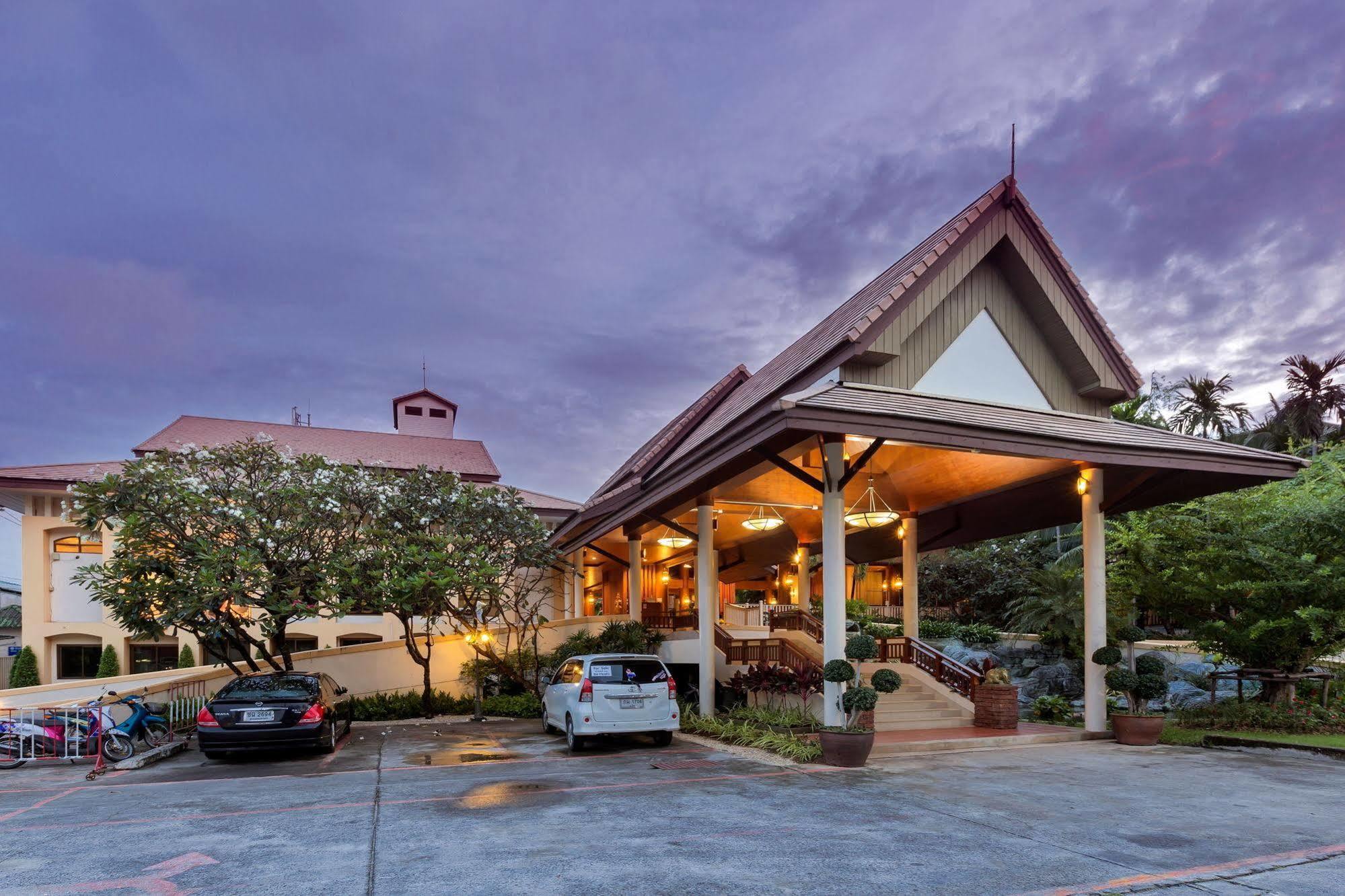 Thara Patong Beach Resort & Spa Экстерьер фото