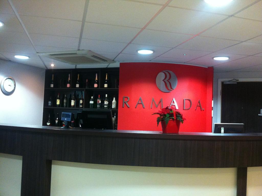 Отель Ramada London Stansted Airport Бишопс-Стортфорд Экстерьер фото