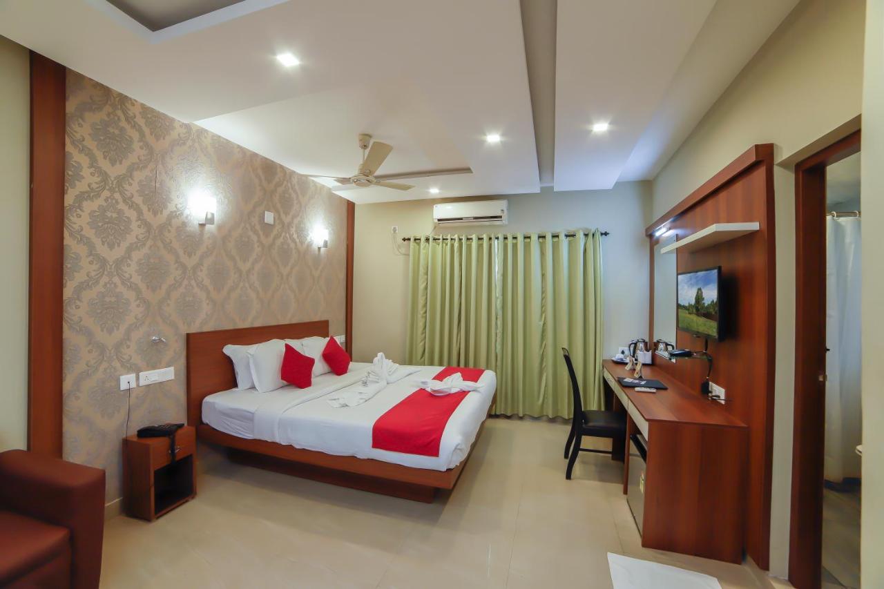 Отель Sreepathi Indraprastha Гуруваюр Экстерьер фото