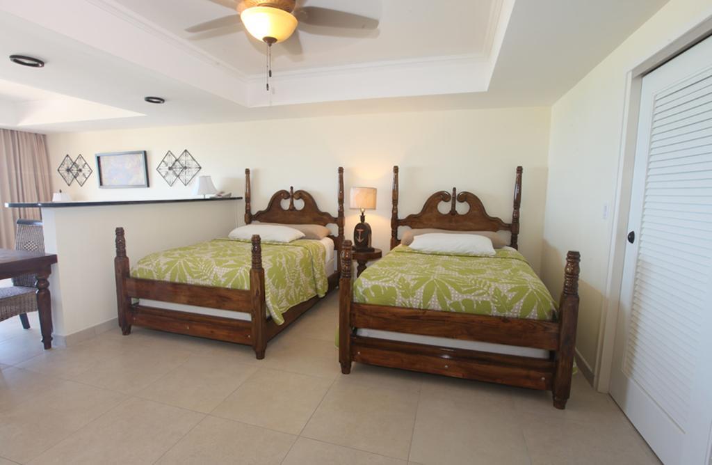 Pasanggrahan Royal Guesthouse Sint Maarten Экстерьер фото
