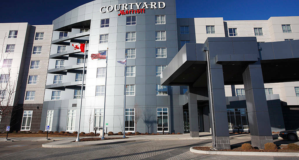 Отель Courtyard By Marriott Calgary Airport Экстерьер фото