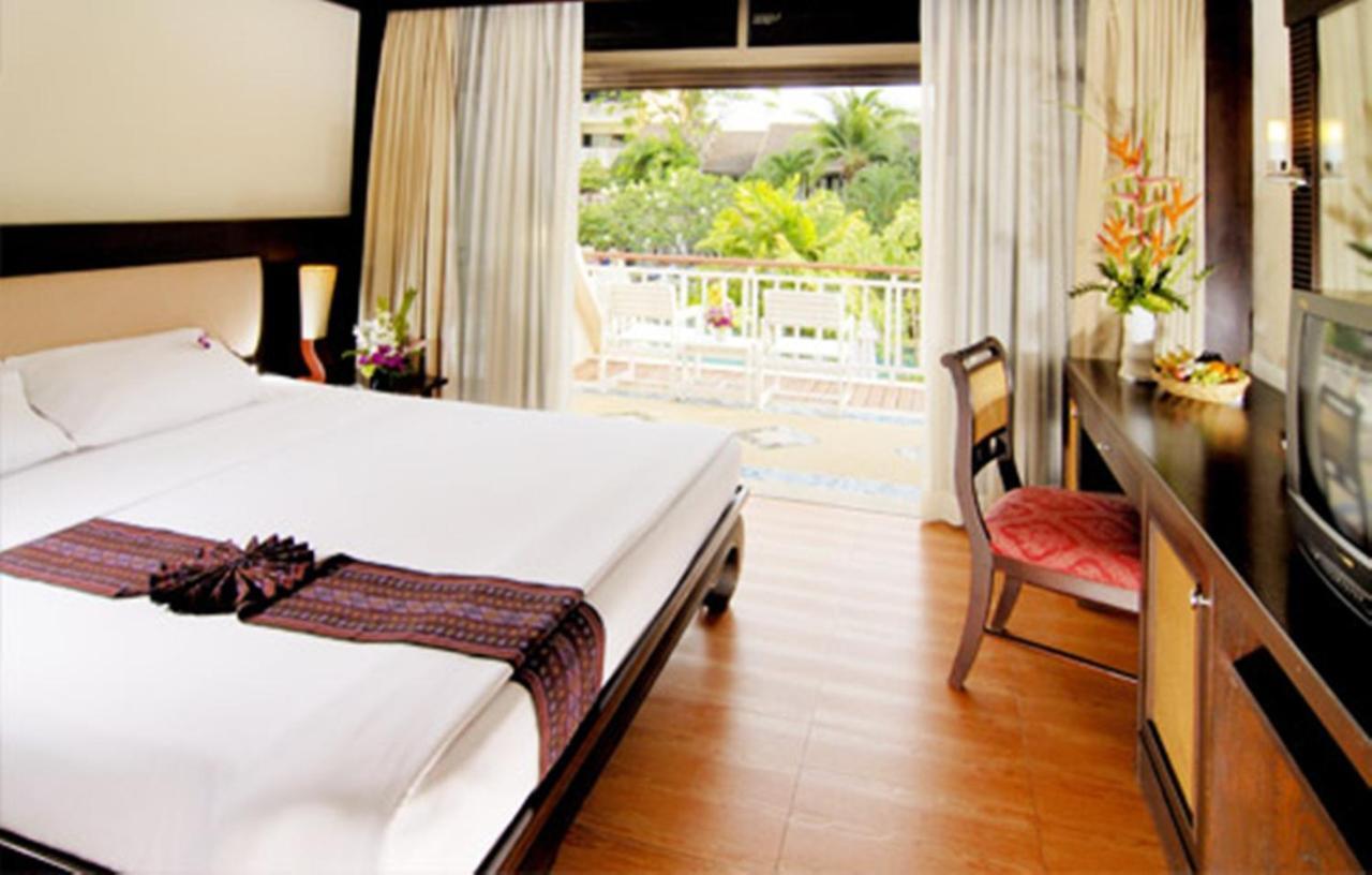 Thara Patong Beach Resort & Spa Номер фото