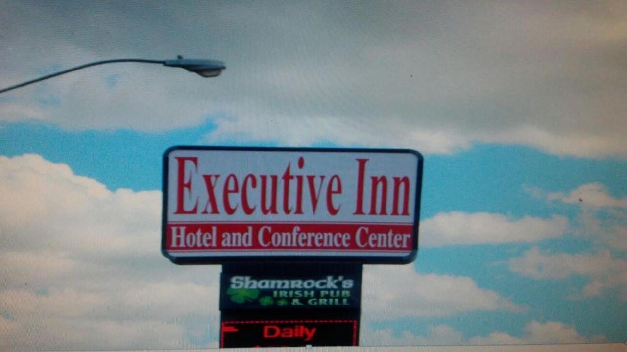 Executive Inn Hotel And Conference Center Лотон Экстерьер фото