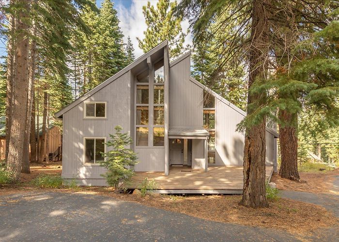 Weisshorn 13459 Davos Drive, Truckee, CA 96161 | Compass photo