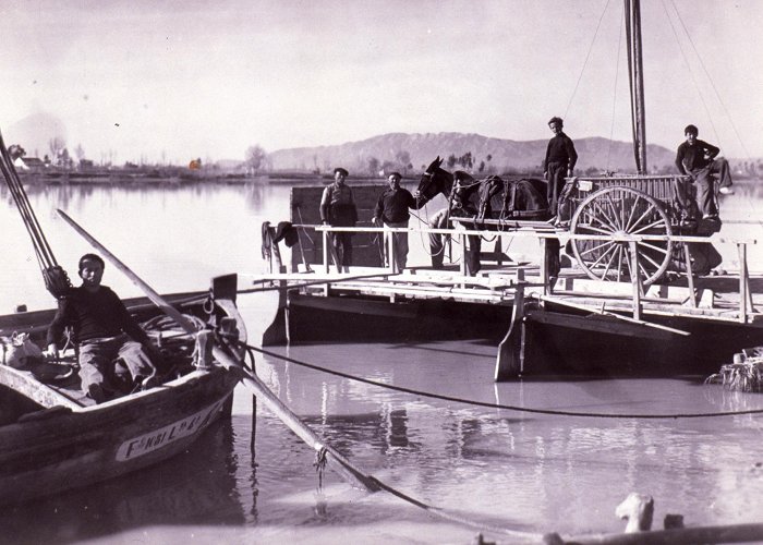 Consorci del Museu del Montsia Creuar l'Ebre. Dels passos de barca als ponts penjants del Delta ... photo