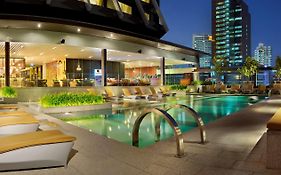 Отель Doubletree By Hilton Sukhumvit Бангкок Exterior photo