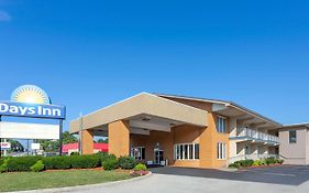 Days Inn By Wyndham Breezewood Exterior photo