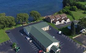 Econo Lodge On The Bay Menominee Exterior photo