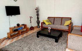 Отель Comfy House 5 Mins To Bole Airport Аддис-Абеба Exterior photo