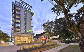 Whiz Prime Hotel Khatib Sulaiman Padang Exterior photo