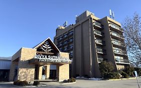 Отель Divya Sutra Plaza And Conference Centre, Vernon, Bc Exterior photo