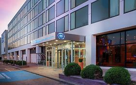 Отель Hilton London Gatwick Airport Хорли Exterior photo