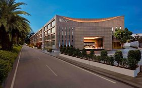 Отель Hilton Bangalore Embassy Golflinks Exterior photo