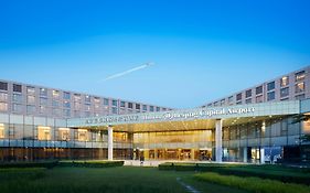 Отель Hilton Beijing Capital Airport Шуньи Exterior photo