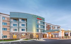 Отель Courtyard By Marriott Bismarck North Exterior photo