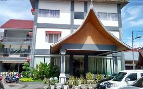 Edotel Minangkabau Hotel Паданг Exterior photo