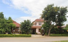 Inle Lotus Hotel Ньоншуэ Exterior photo