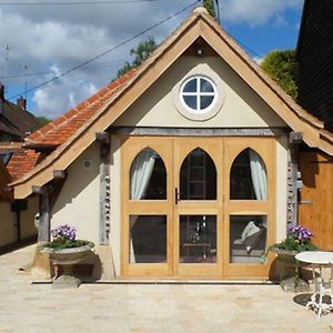 Remarkable 1-Bed Cottage Near Хенли-на-Темзе Exterior photo