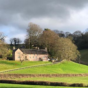 Bed and Breakfast Walnut Tree Farm Кумбран Exterior photo