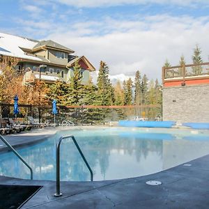 Fenwick Vacation Rentals Suites With Pool & Hot Tubs Канмор Exterior photo