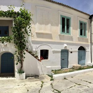 Borgo Petelia, Casa Centro, Antica Abitazione Calabrese Con Giardino, Ristrutturata Стронголи Exterior photo