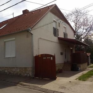 Budai Vam Apartmanhaz Печ Exterior photo