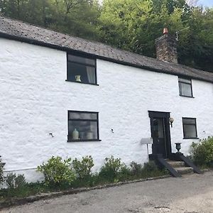 Вилла Historic 17Th Century Farmhouse In Wales Gwernymynydd Exterior photo