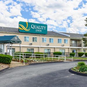 Quality Inn Борн Exterior photo