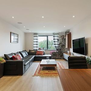 Апартаменты 1-Bed Spacious Flat, North London, 15 Minutes To Central New Southgate Exterior photo