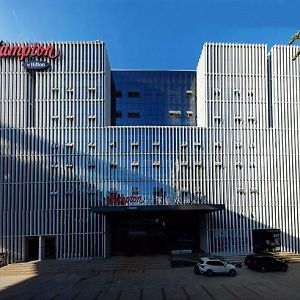 Отель Hampton By Hilton Wuhan Hust Exterior photo