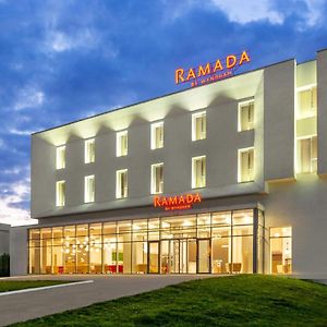 Отель Ramada By Wyndham Тыргу-Жиу Exterior photo