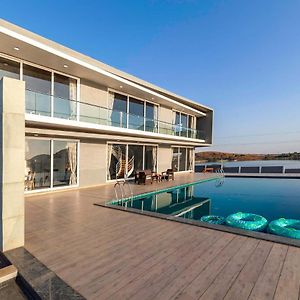 Stayvista'S Bellisimo Panorama - Lakeside Oasis With Infinity Pool, Modern Interiors, Open-To-Sky Bathtub, And Lush Green Lawn Насик Exterior photo
