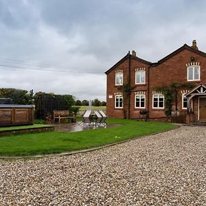 Welsh Cottage With Hot Tub - Jubilee House Рексем Exterior photo