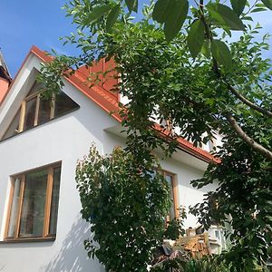 Вилла Cosy Family House With Garden, 12 Min From The Center Прага Exterior photo