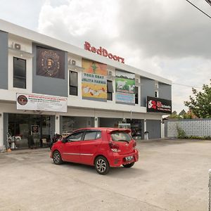 Отель Reddoorz Near Tugu Coklat Pesawaran Lampung Бандар-Лампунг Exterior photo