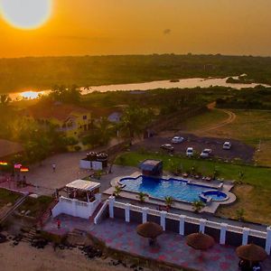 Coconut Pointe Villa & Beach Resort New Ningo Exterior photo